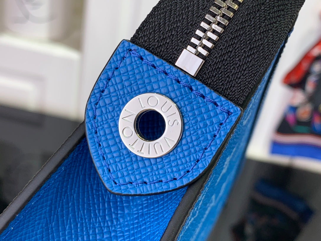 ＬＯＵＩＳ ＶＵＩＴＴＯ N POCHETTE VOYAGE MM BLUE