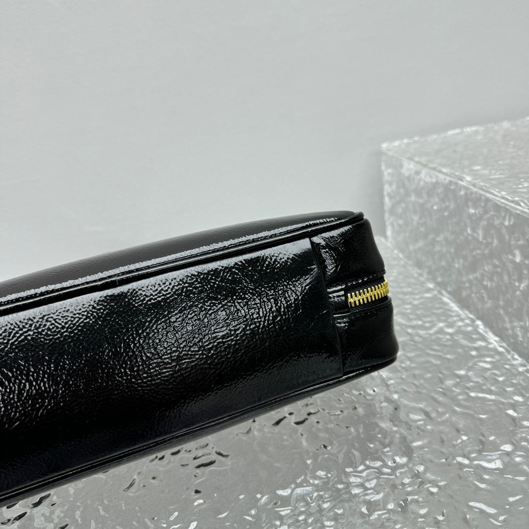 ＭＩ ＭＵ BEAU NAPLAK PATENT LEATHER BAG BLACK