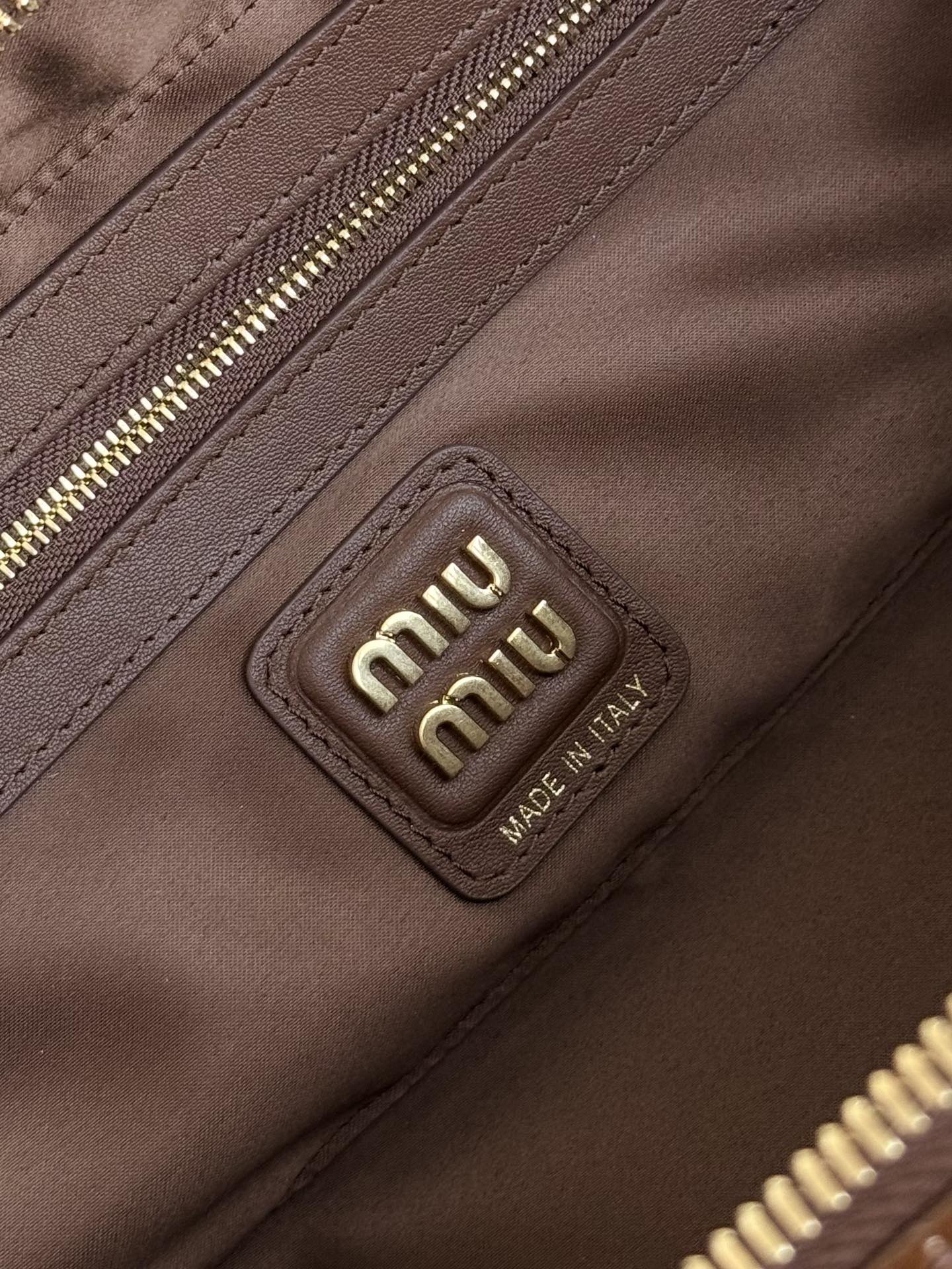 ＭＩ ＭＵ MATELASSÉ LEATHER TOTE BAG