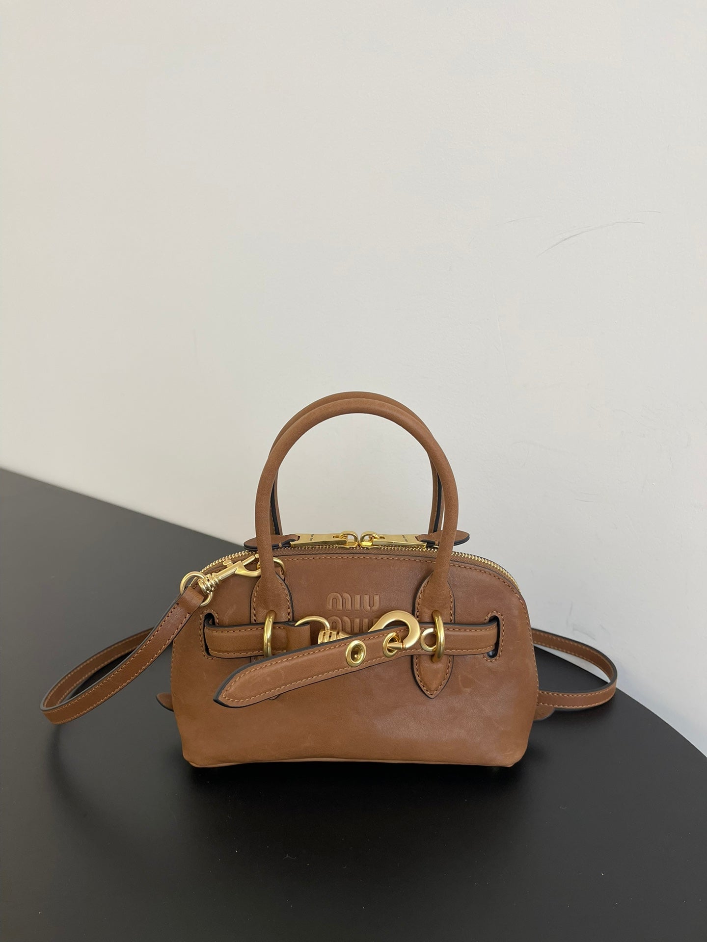 ＭＩ ＭＵ AVENTURE MINI NAPPA LEATHER BAG OAK