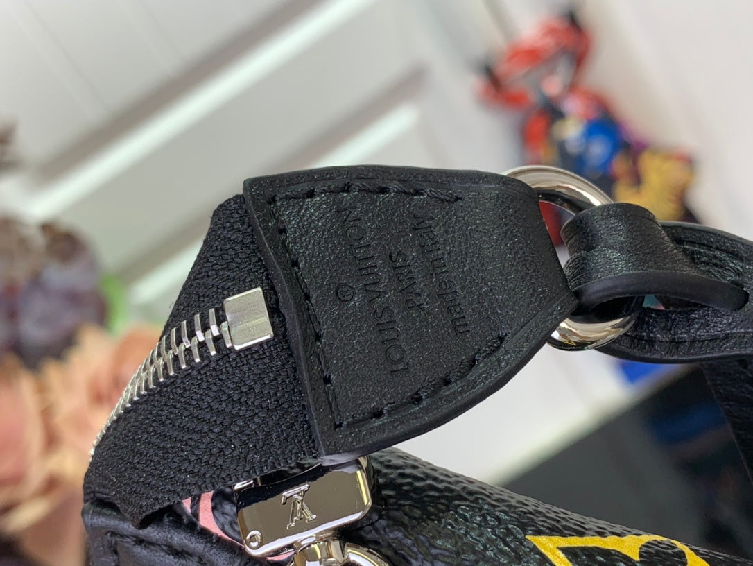 ＬＳ ＶＴＴＯＮ X TAKASHI MURAKAMI POCHETTE ACCESSOIRES BLACK/WHITE MULTICOLORED