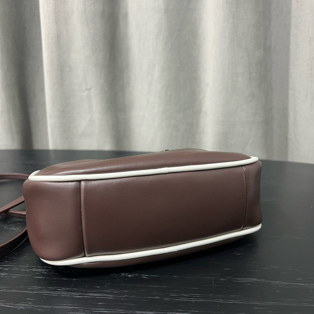 ＭＩ ＭＵ MATELASSÉ LEATHER CROSSBODY BAG BROWN