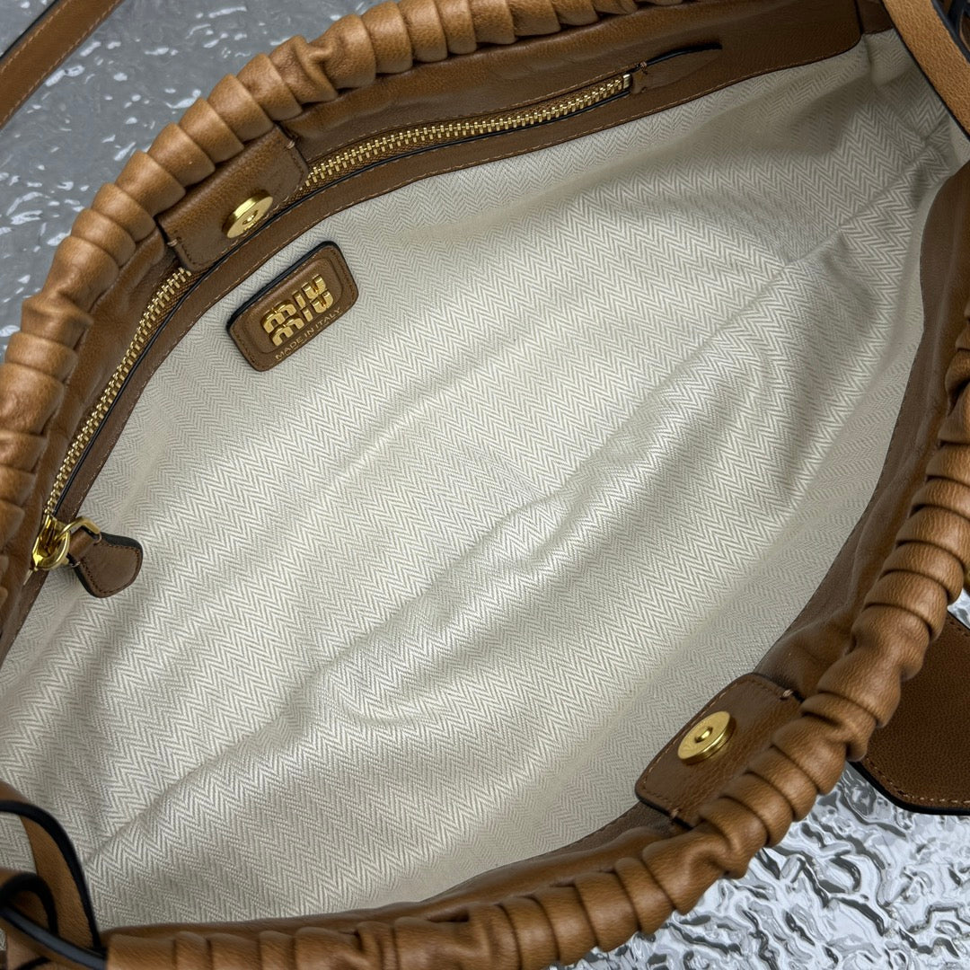 ＭＩ ＭＵ NAPPA LEATHER SHOULDER BAG