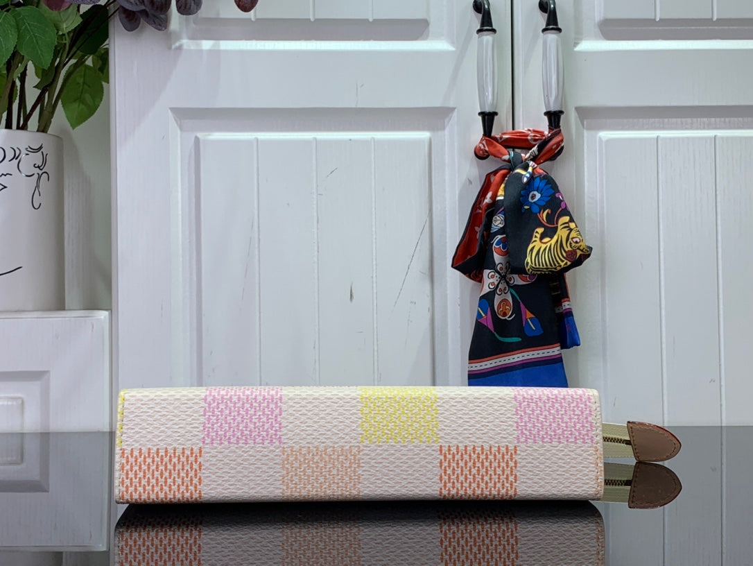 ＬＳ ＶＴＴＯＮ TOILETRY POUCH D15