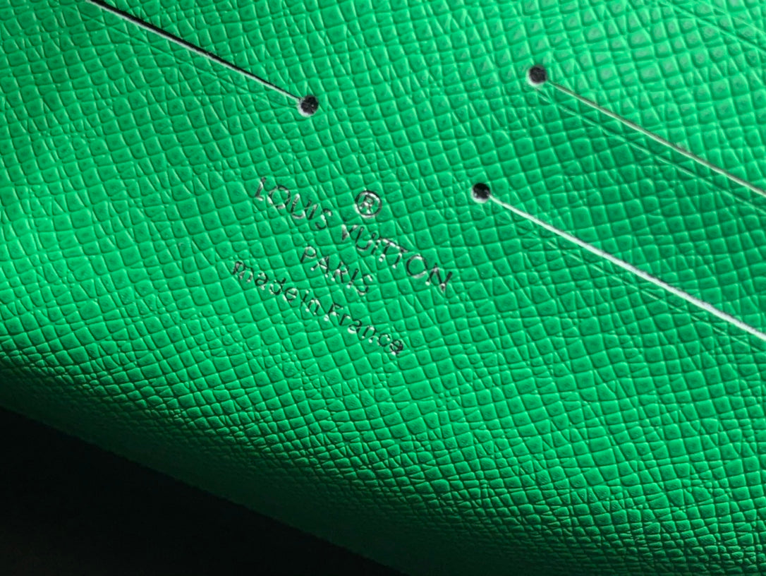 ＬＯＵＩＳ ＶＵＩＴＴＯ N POCHETTE VOYAGE MM GREEN