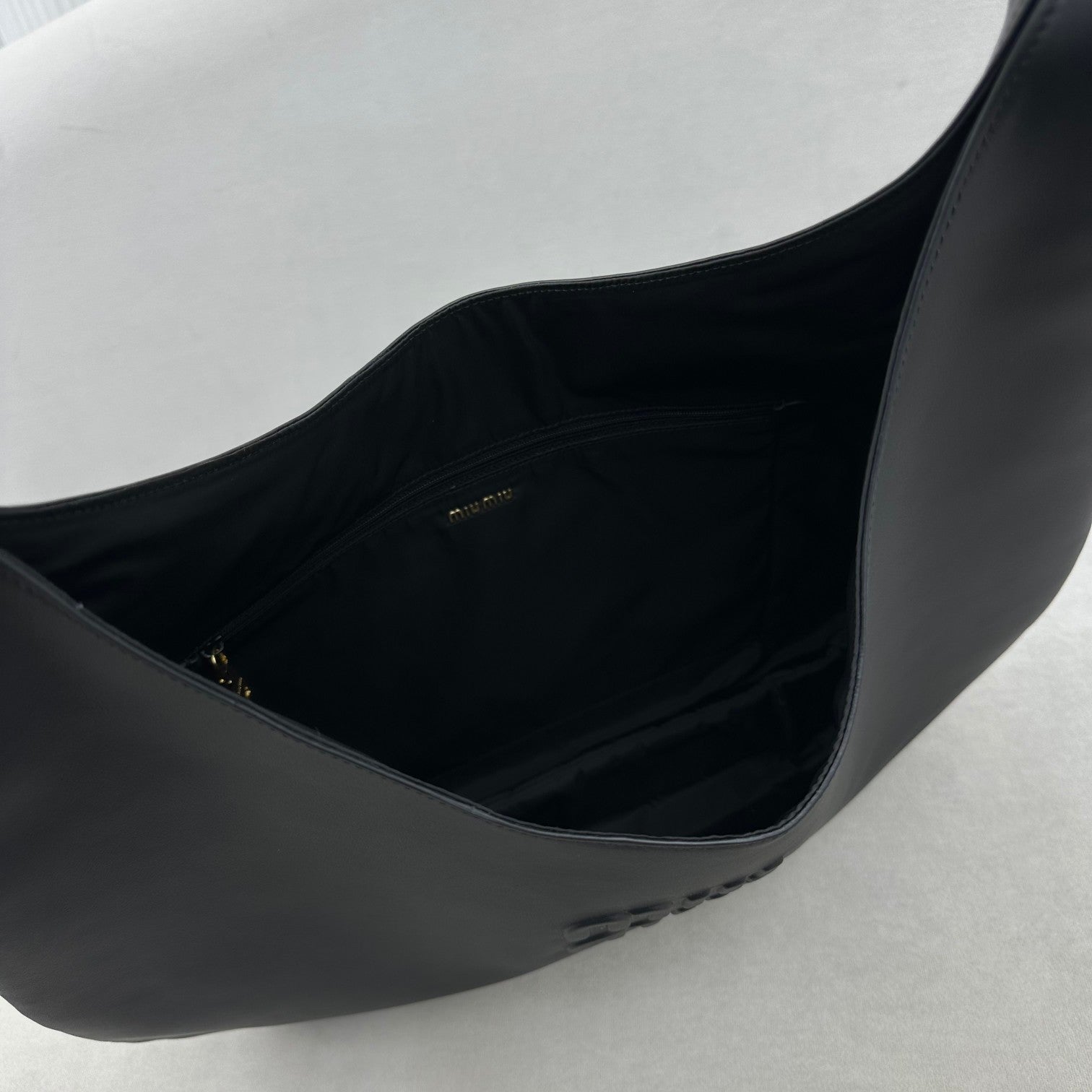 ＭＩ ＭＵ LEATHER HOBO BAG BLACK