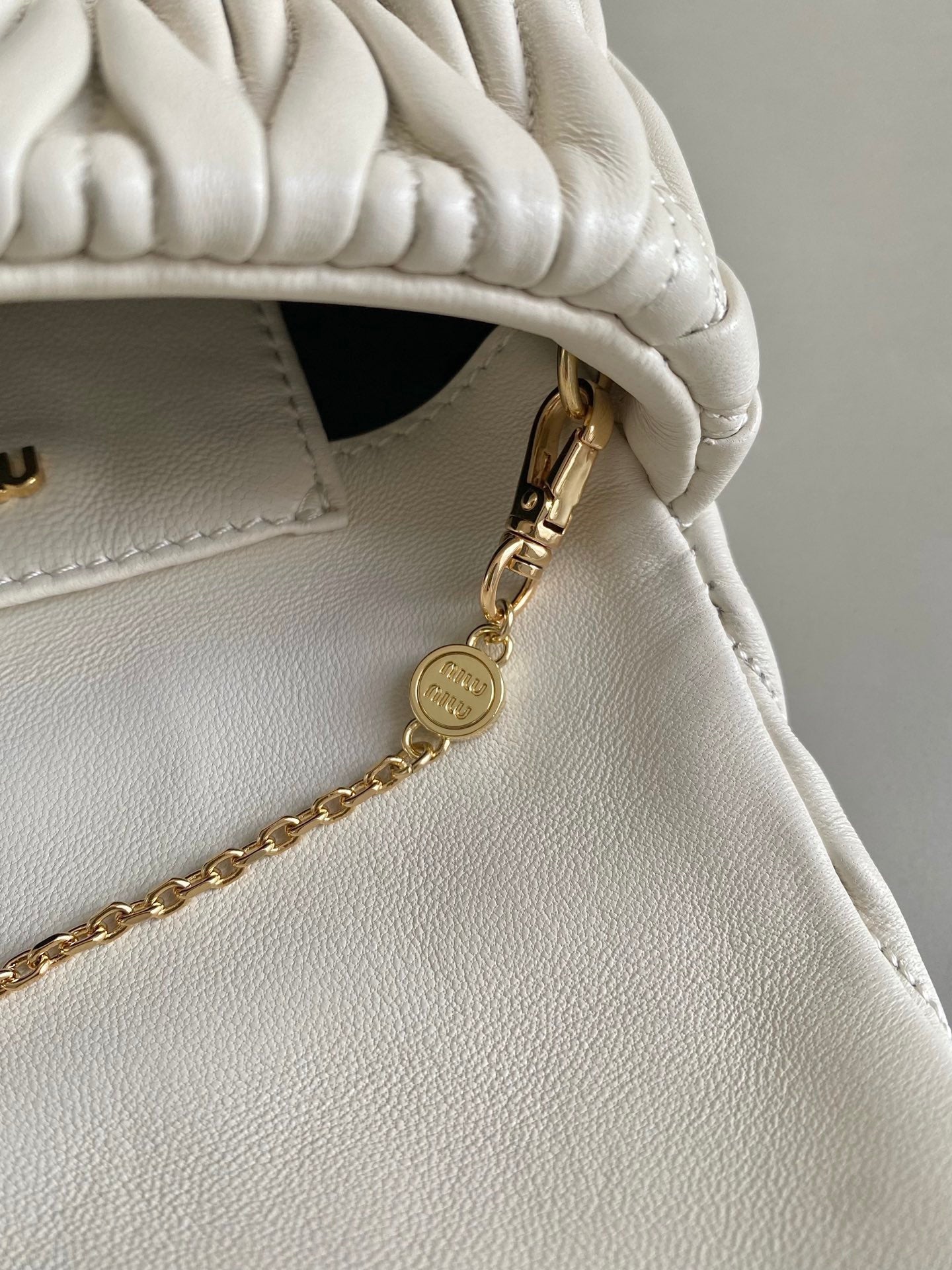 ＭＩ ＭＵ MATELASSÉ NAPPA LEATHER MINI-BAG WHITE/BLACK