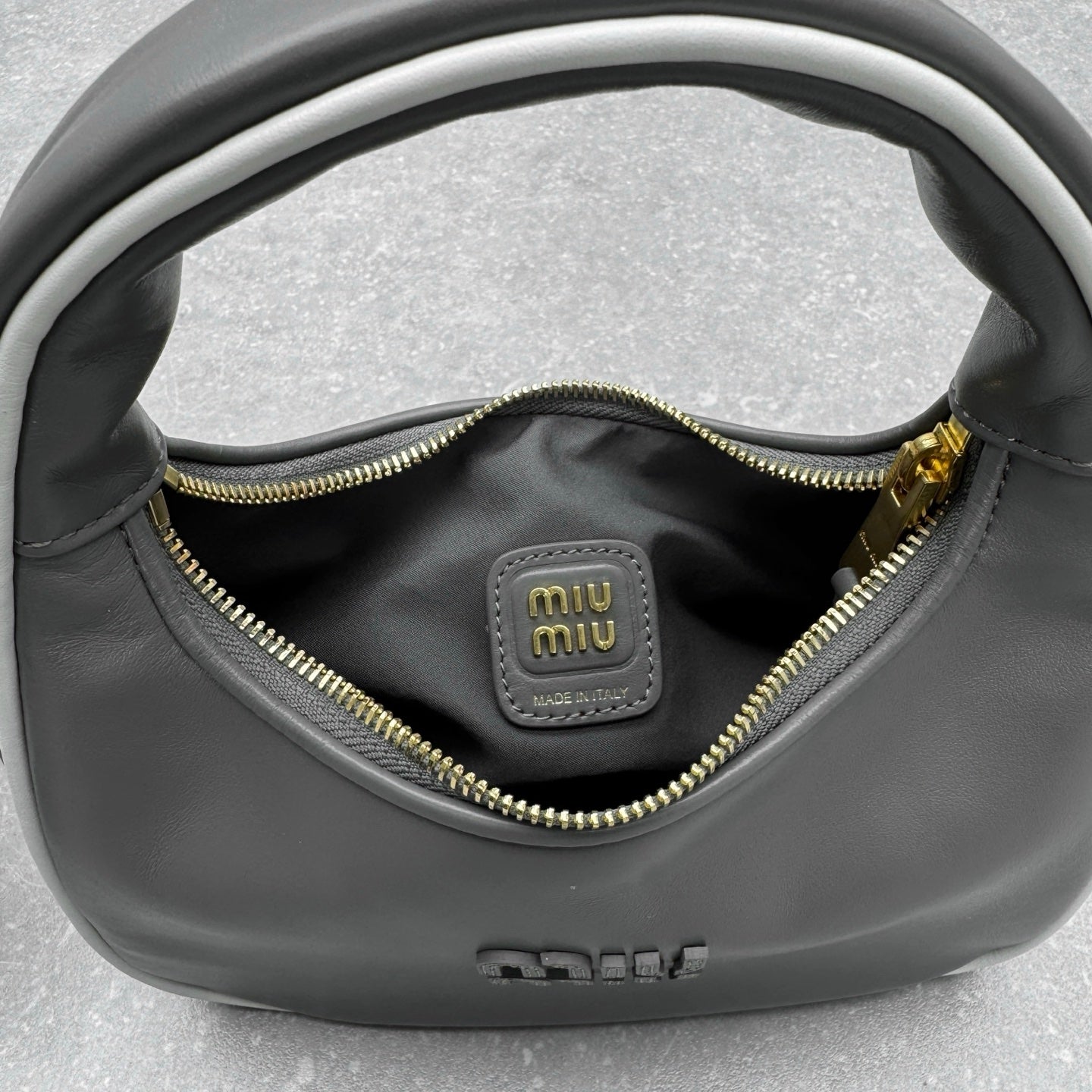 ＭＩ ＭＵ MATELASSÉ LEATHER CROSSBODY BAG GRAY