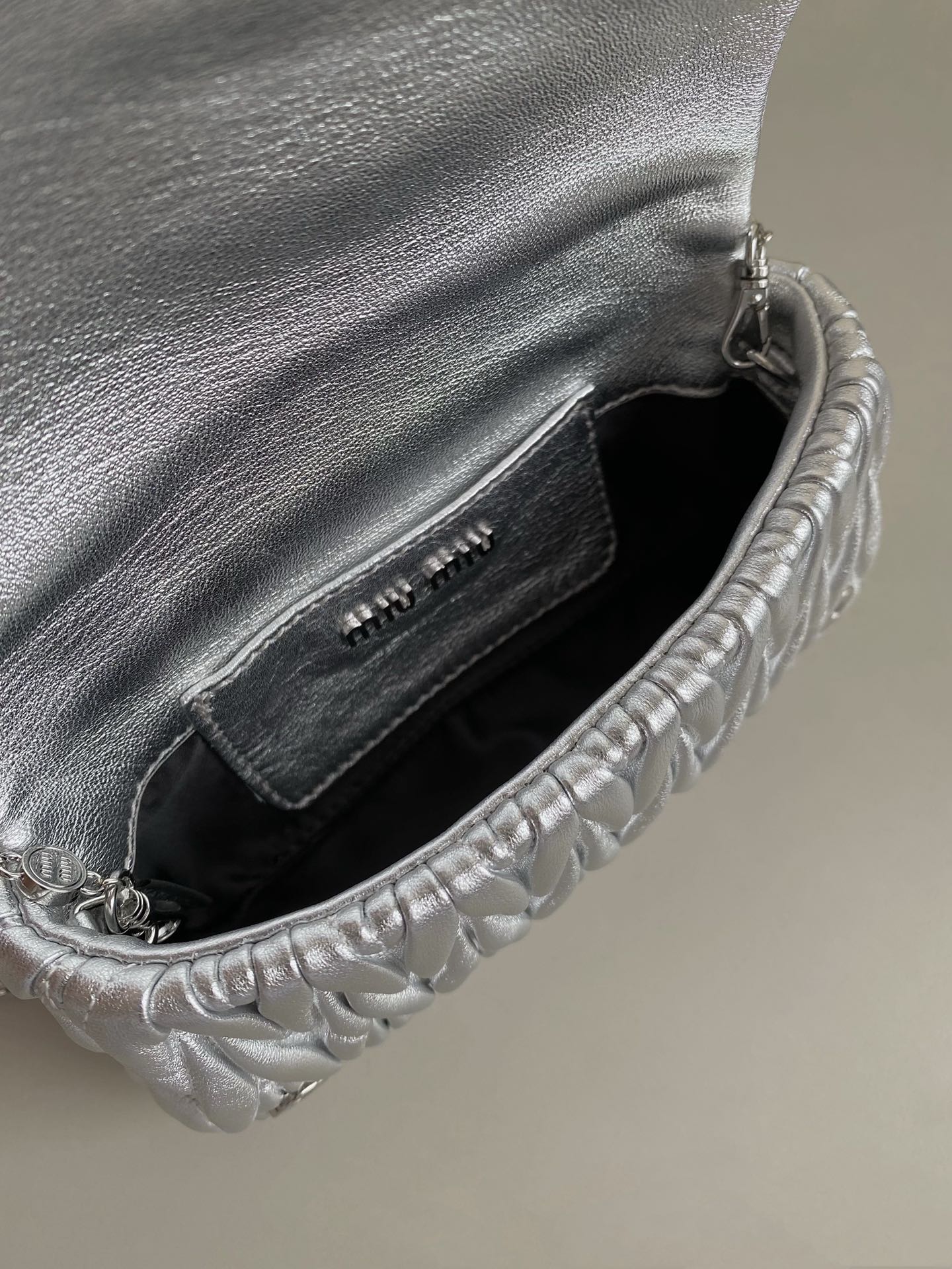 ＭＩ ＭＵ MATELASSÉ NAPPA LEATHER MINI-BAG SILVER