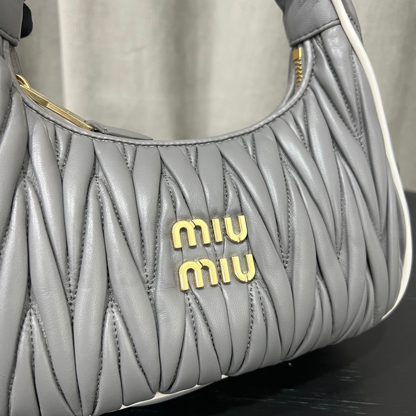 ＭＩ ＭＵ MATELASSÉ NAPPA LEATHER TOP HANDLE BAG SILVER