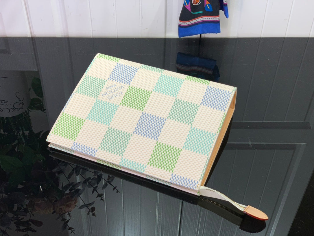 ＬＳ ＶＴＴＯＮ TOILETRY POUCH D15