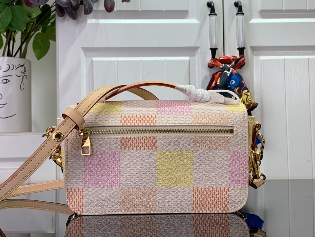 ＬＳ ＶＴＴＯＮ POCHETTE MÉTIS EAST WEST