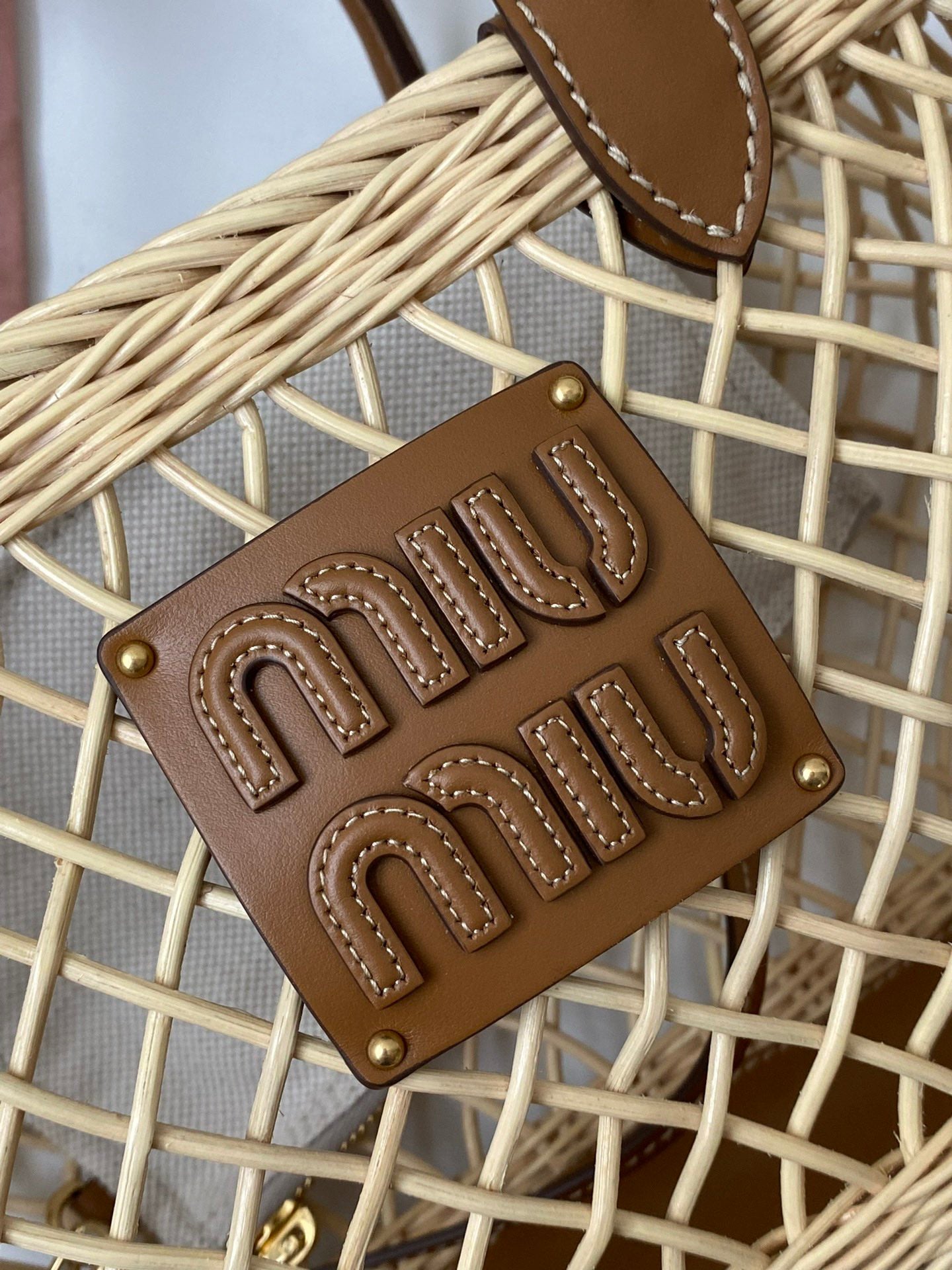 ＭＩ ＭＵ WOVEN FABRIC HANDBAG WITH LEATHER TRIM