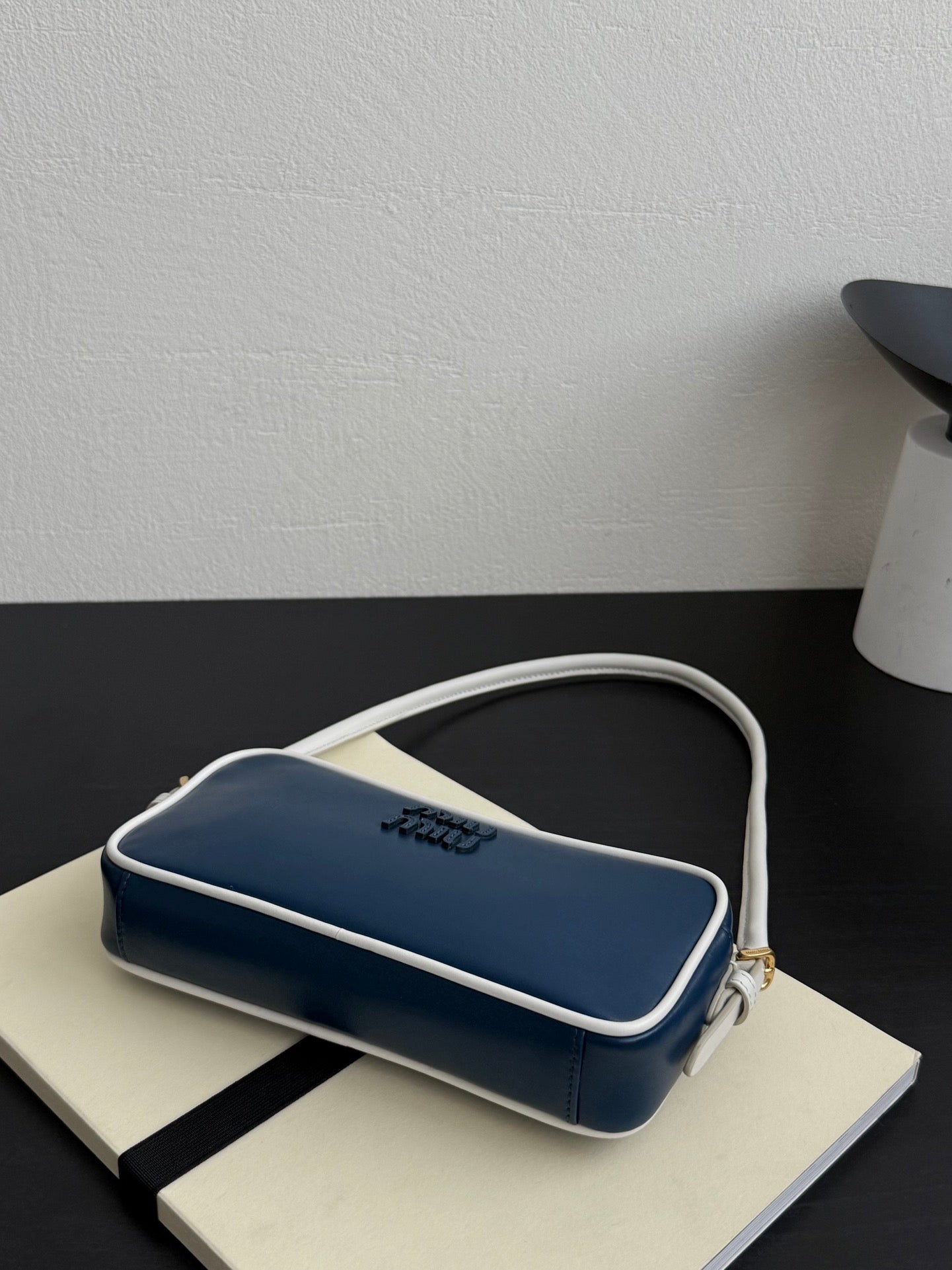 ＭＩ ＭＵ WANDER MATELASSÉ LEATHER TOTE BAG NAVY BLUE