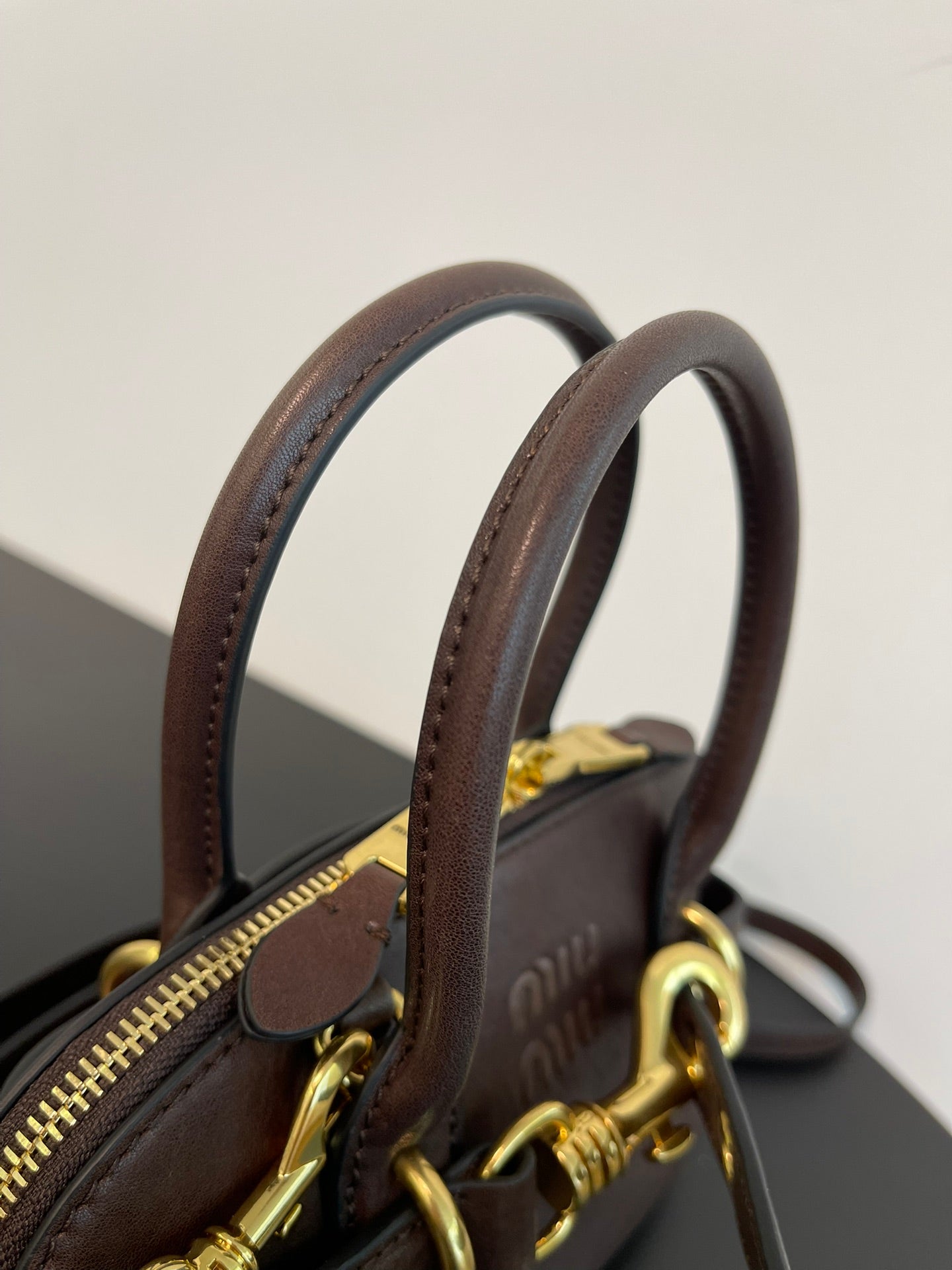 ＭＩ ＭＵ AVENTURE MINI NAPPA LEATHER BAG BRIARWOOD