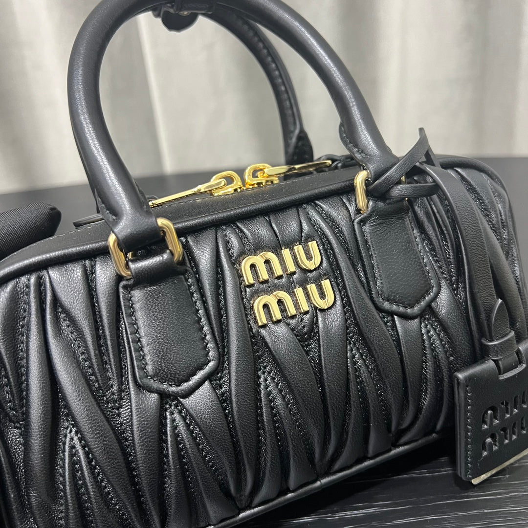 ＭＩ ＭＵ ARCADIE MATELASSÉ NAPPA LEATHER BAG BLACK