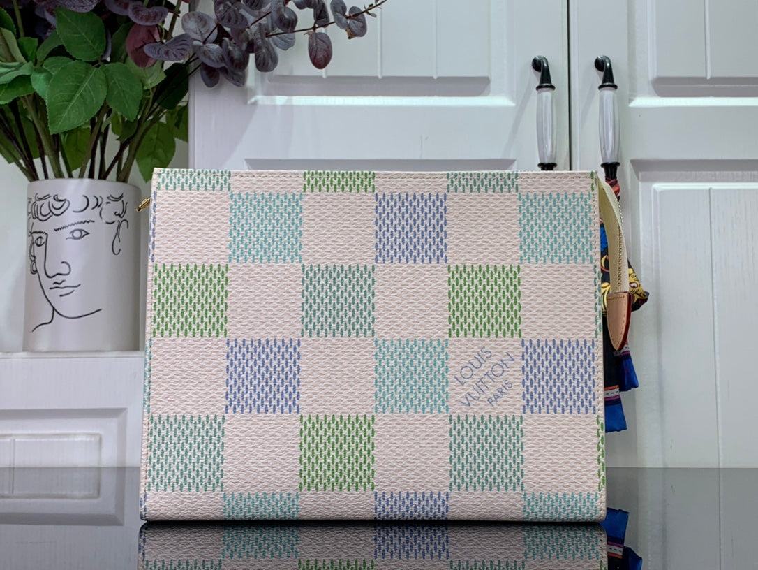 ＬＳ ＶＴＴＯＮ TOILETRY POUCH D15