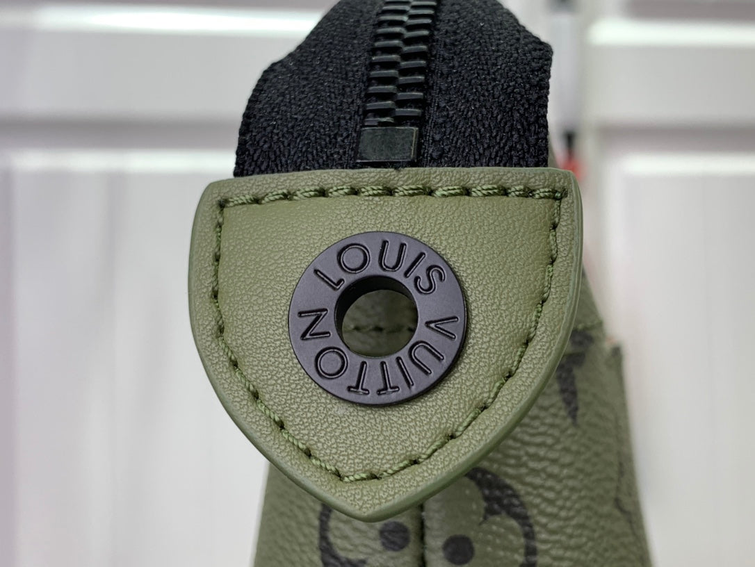 ＬＳ ＶＴＴＯＮ TOILETRY POUCH