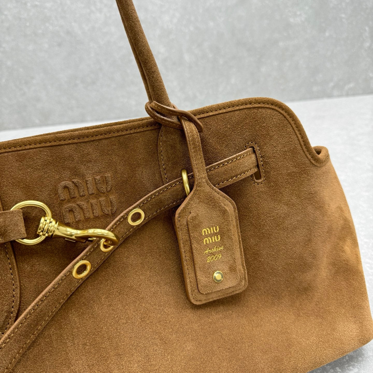 ＭＩ ＭＵ BOW DETAIL SUEDE HANDBAG OAK