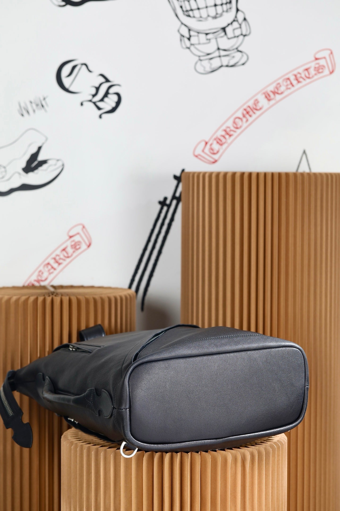 ＣＨＲＭ ＨＲＴＳ LEATHER DOUBLE SIDED SLING BACKPACK BLACK