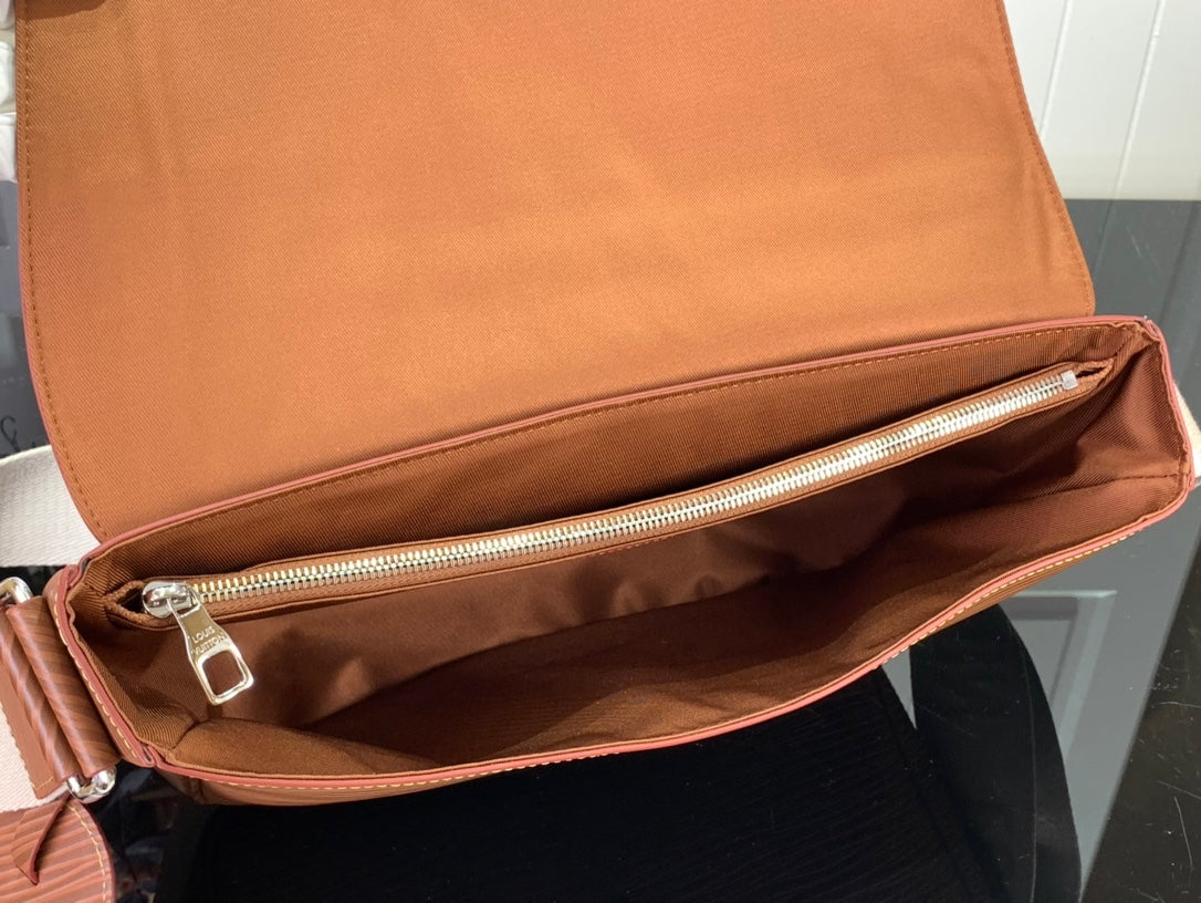 ＬＳ ＶＴＴＯＮ MONTSOURIS MESSENGER BROWN