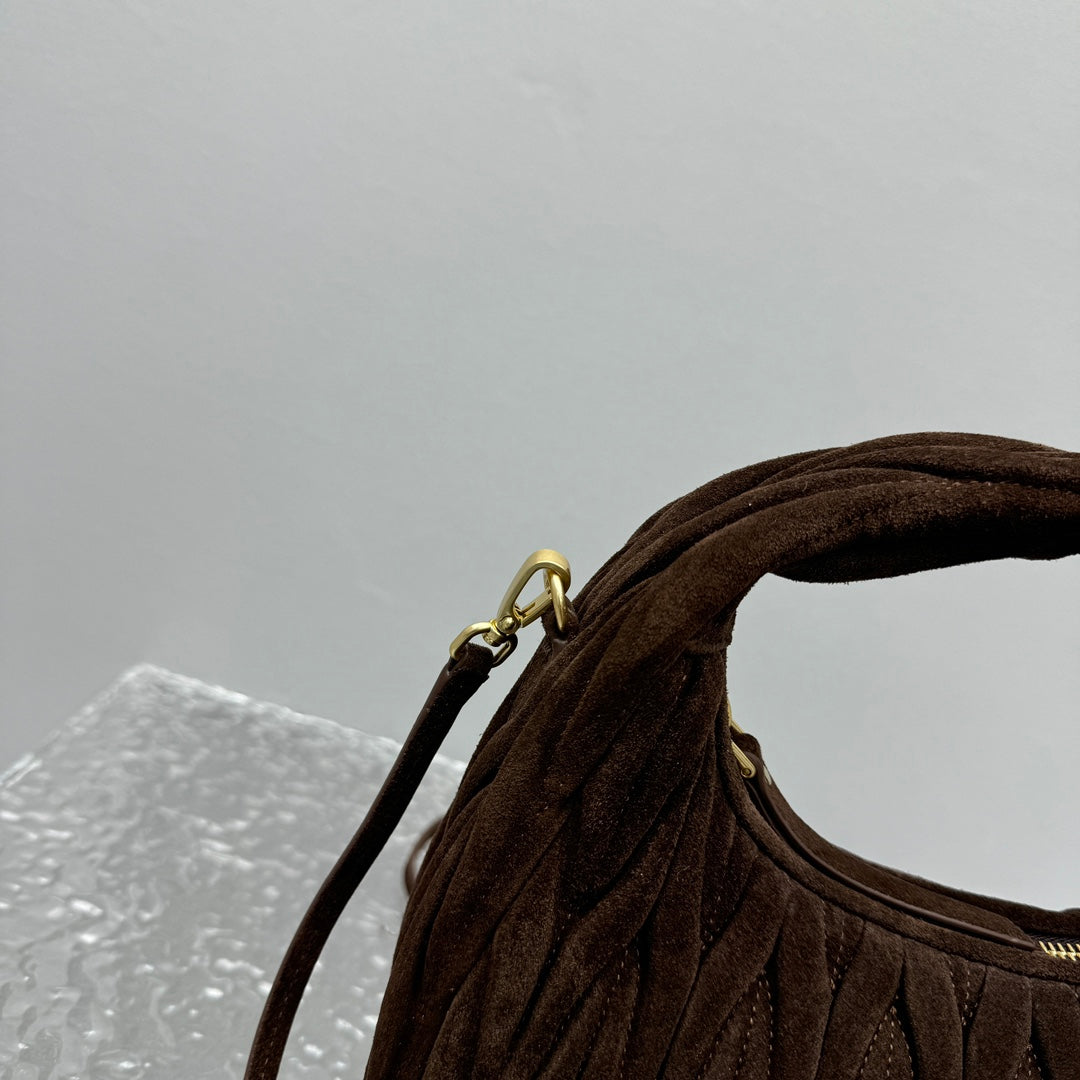 ＭＩ ＭＵ WANDER MATELASSÉ SUEDE HOBO BAG