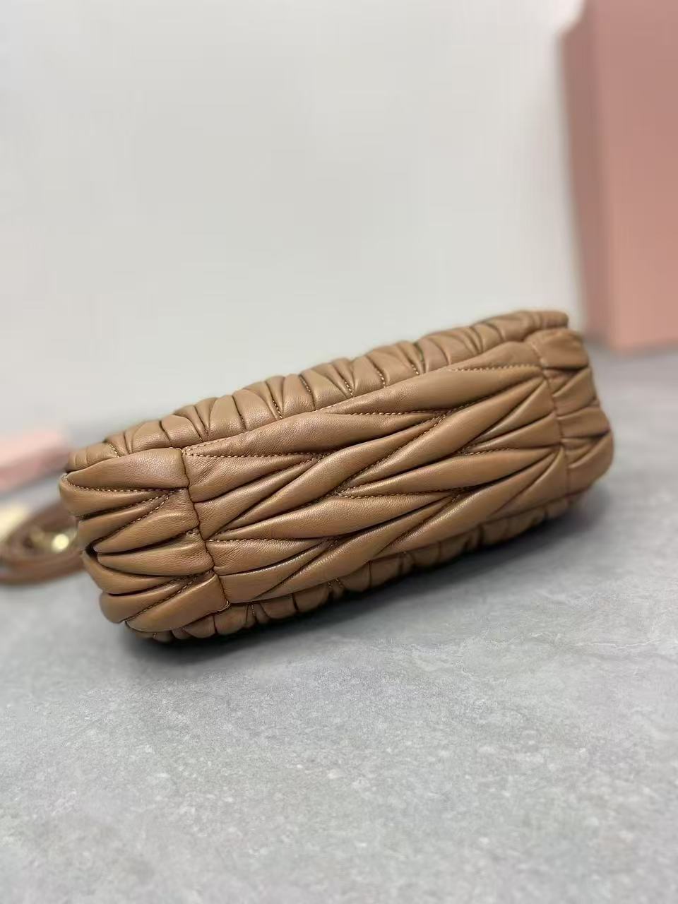 ＭＩ ＭＵ WANDER MATELASSÉ NAPPA LEATHER HOBO BAG