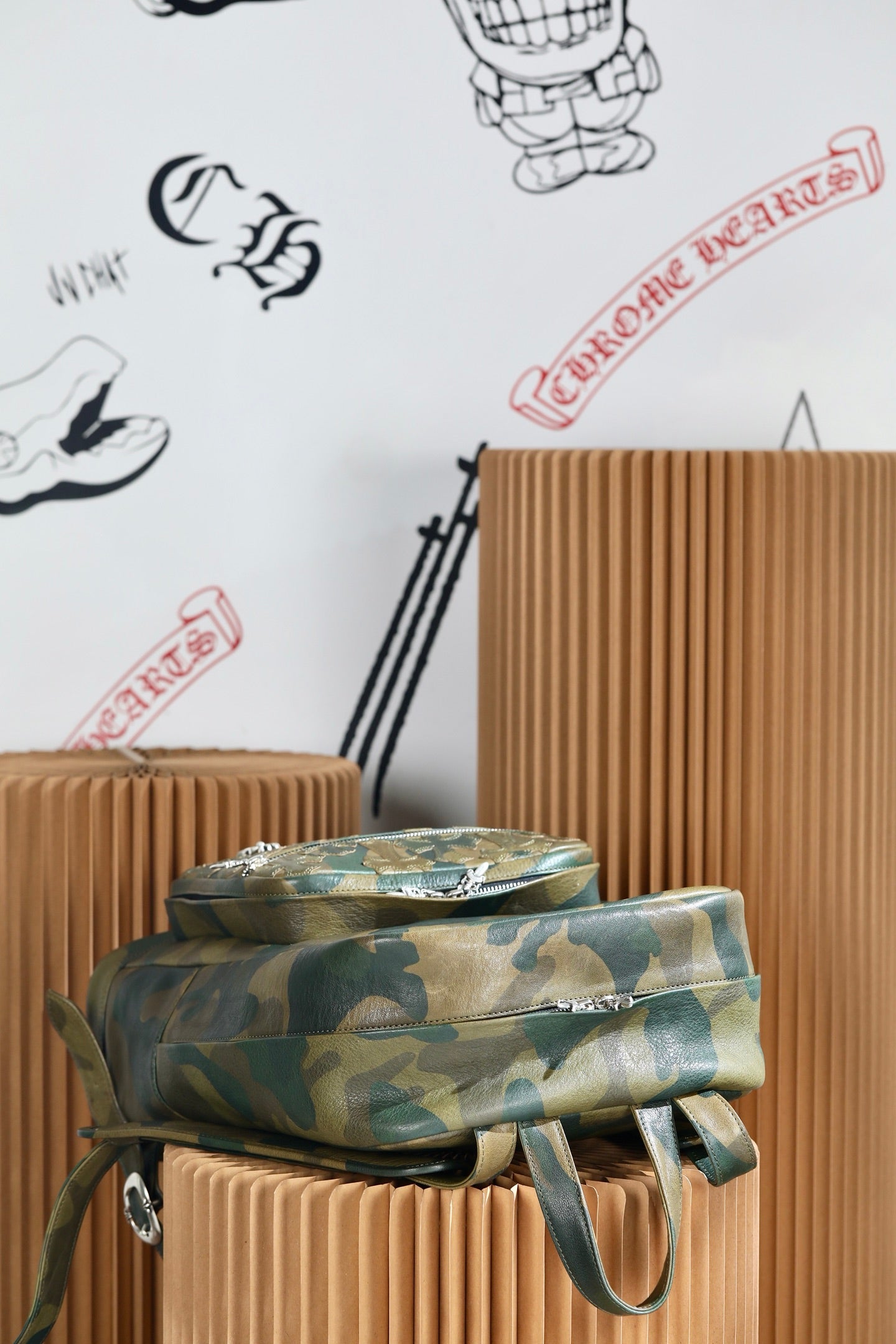 ＣＨＲＭ ＨＲＴＳ SEVENTH GRADE LEATHER CROSS BACKPACK CAMO