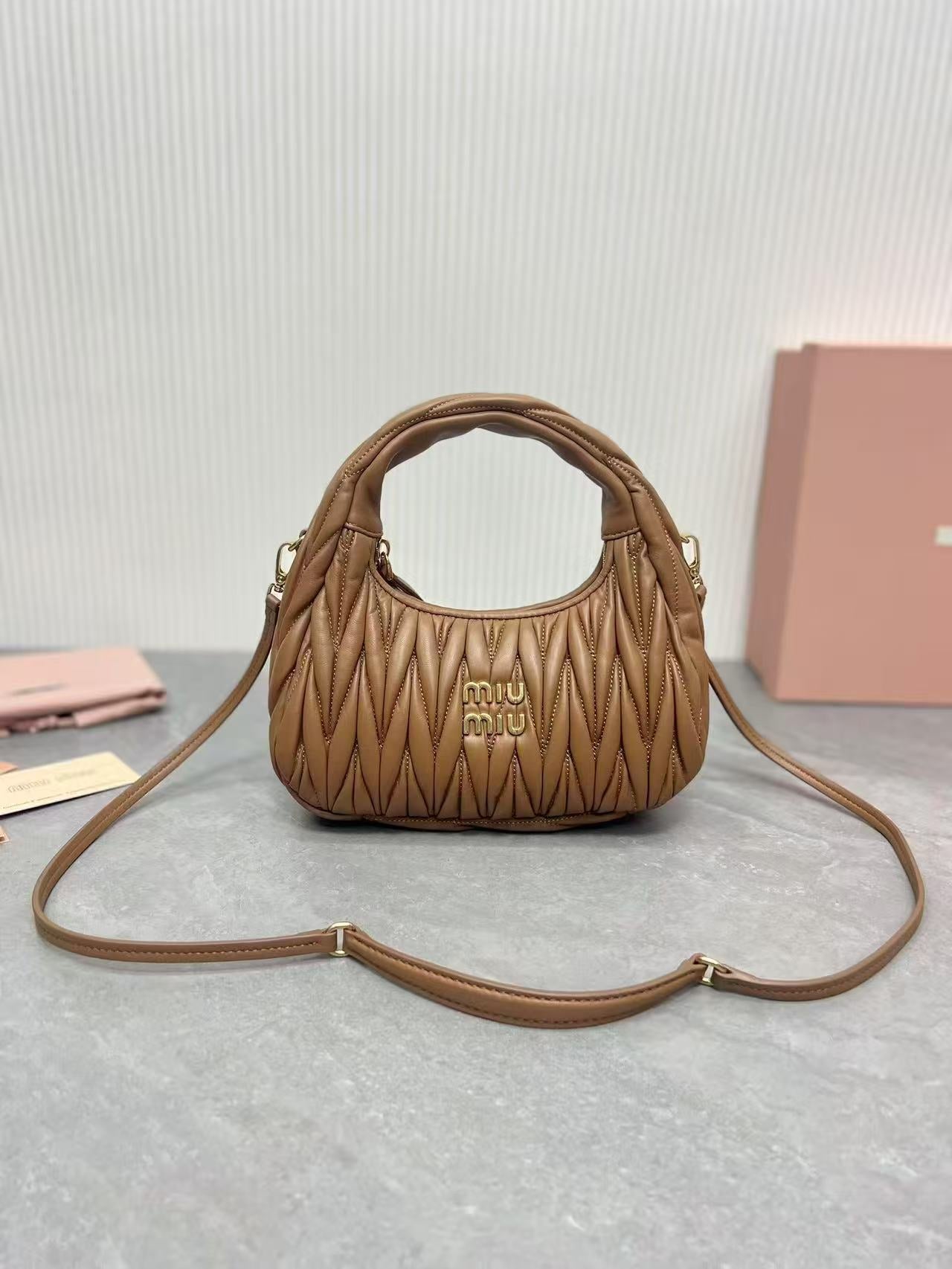 ＭＩ ＭＵ WANDER MATELASSÉ NAPPA LEATHER HOBO BAG