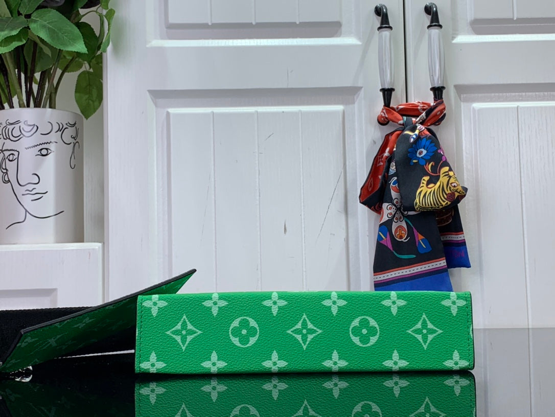 ＬＳ ＶＴＴＯＮ GASTON WEARABLE WALLET GREEN