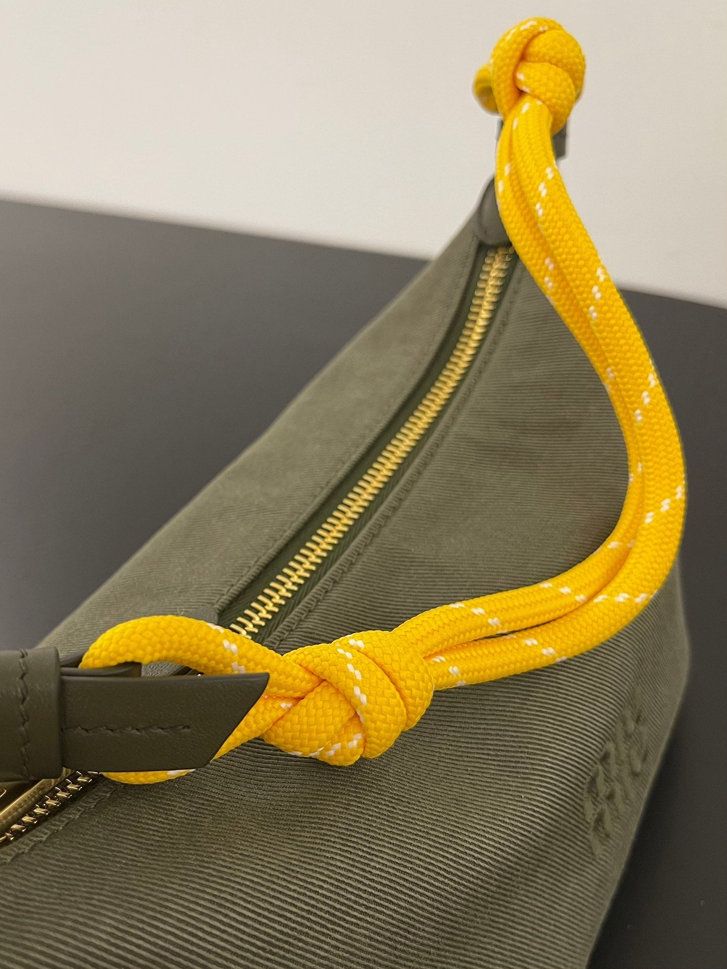 ＭＩ ＭＵ GABARDINE POUCH OLIVE GREEN