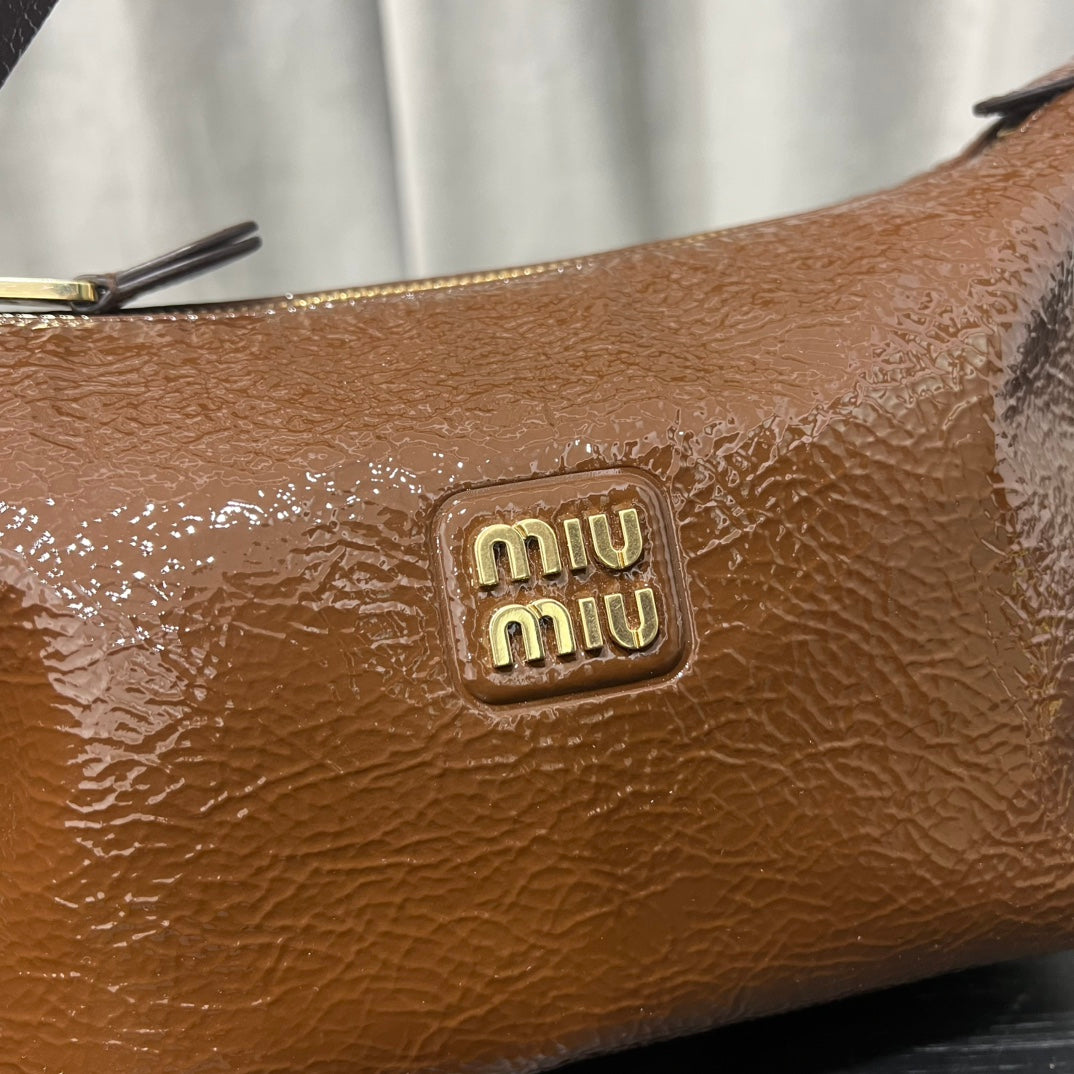 ＭＩ ＭＵ NAPLAK PATENT LEATHER POUCH PALISANDER