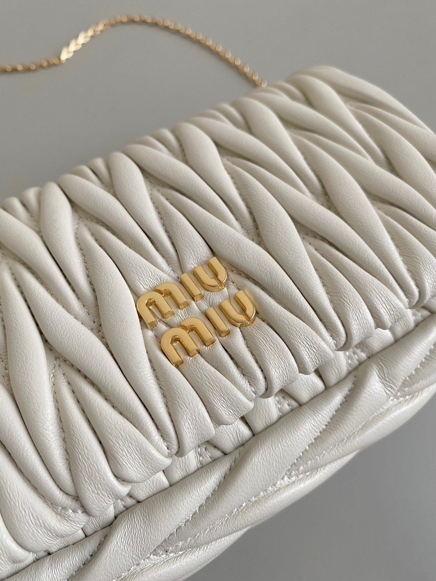 ＭＩ ＭＵ MATELASSÉ NAPPA LEATHER MINI-BAG WHITE/BLACK