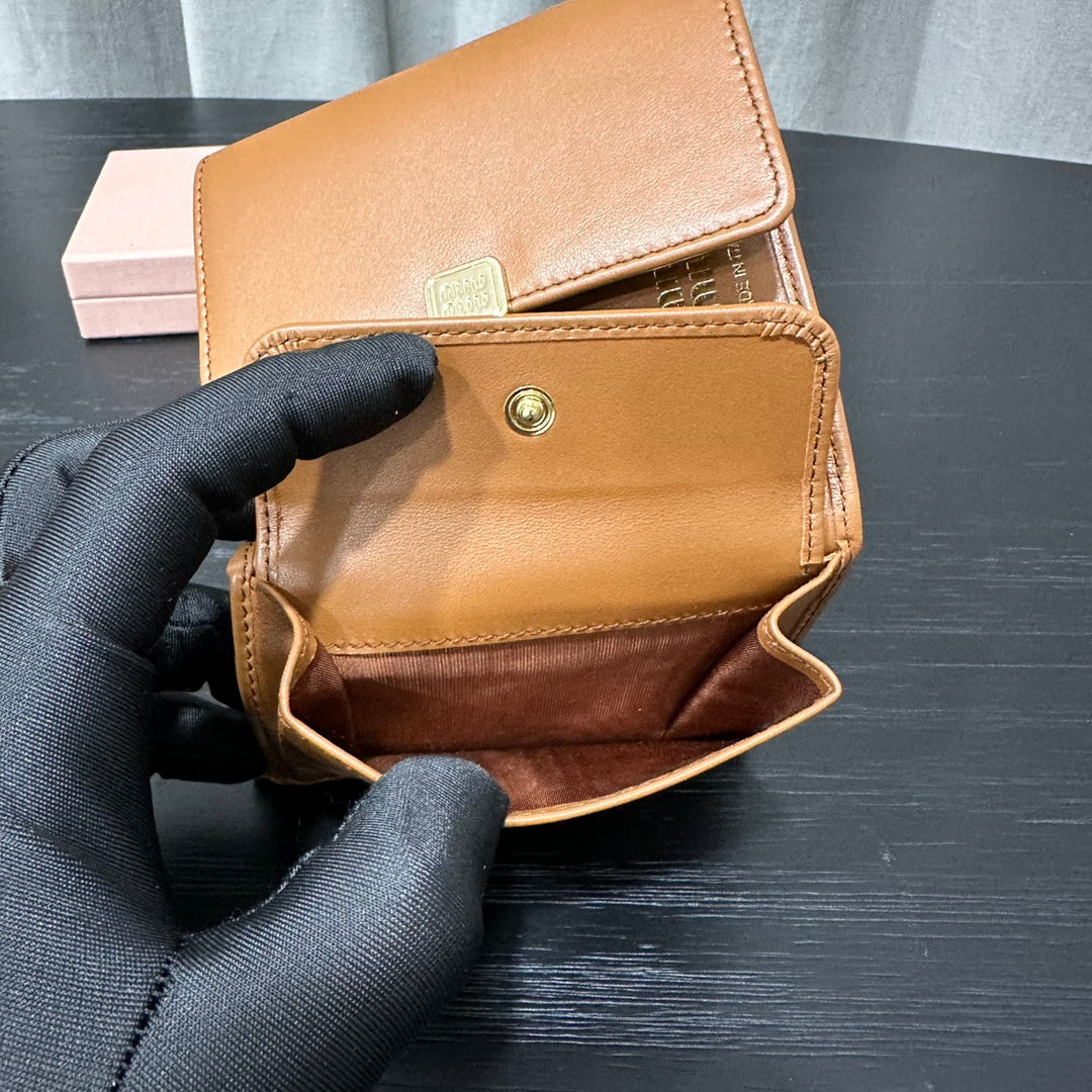 ＭＩ ＭＵ SMALL LEATHER WALLET WITH LOGO COGNAC