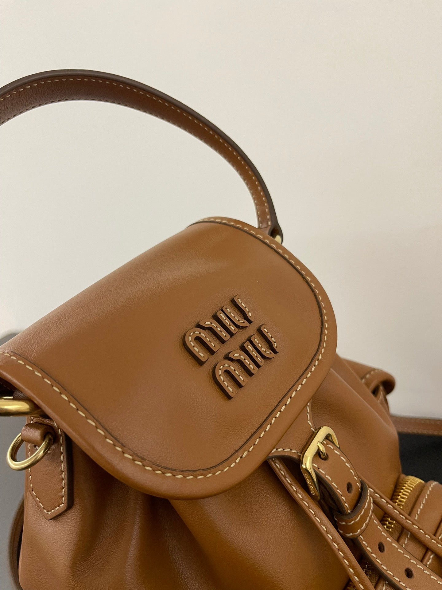ＭＩ ＭＵ LEATHER BACKPACK COGNAC