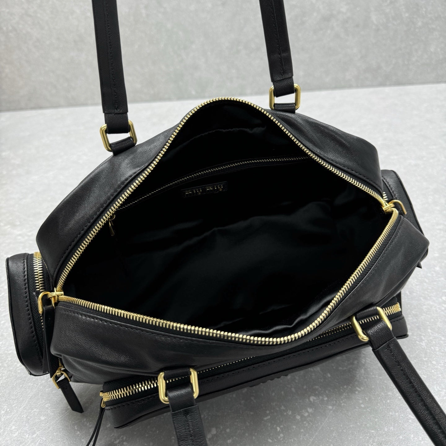 ＭＩ ＭＵ POCKET WASHED NAPPA LEATHER BAG BLACK