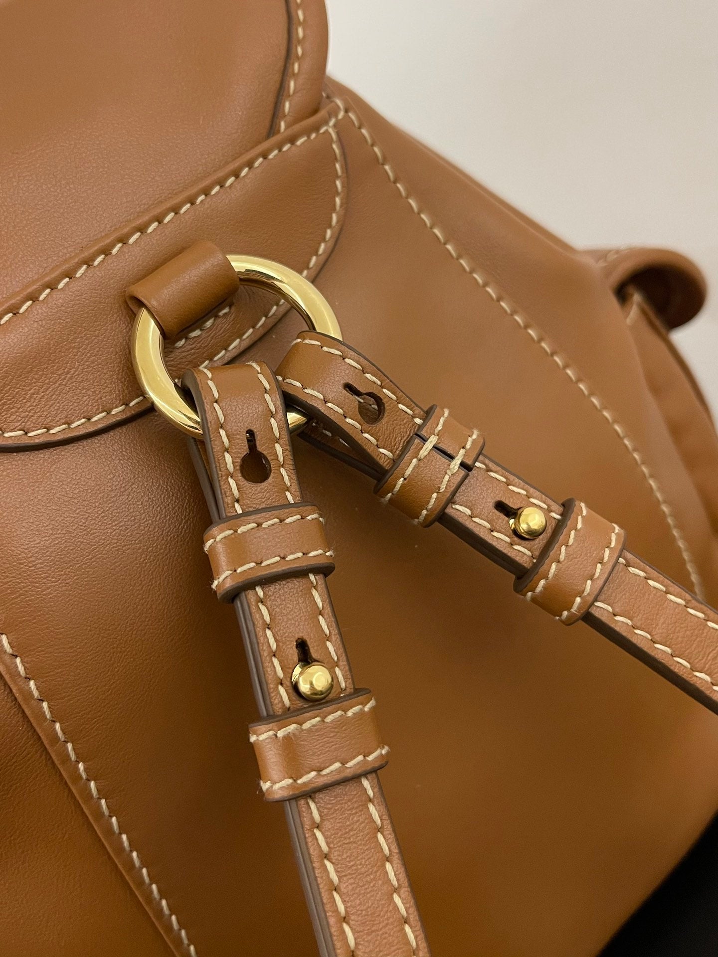 ＭＩ ＭＵ LEATHER BACKPACK COGNAC