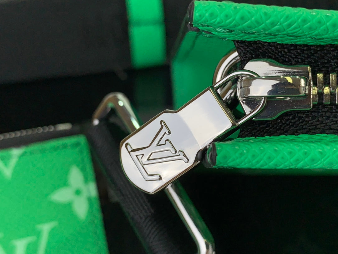 ＬＳ ＶＴＴＯＮ GASTON WEARABLE WALLET GREEN