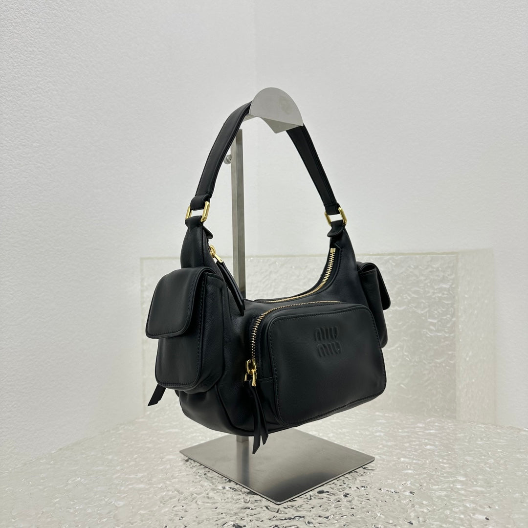 ＭＩ ＭＵ NAPPA LEATHER POCKET BAG BLACK