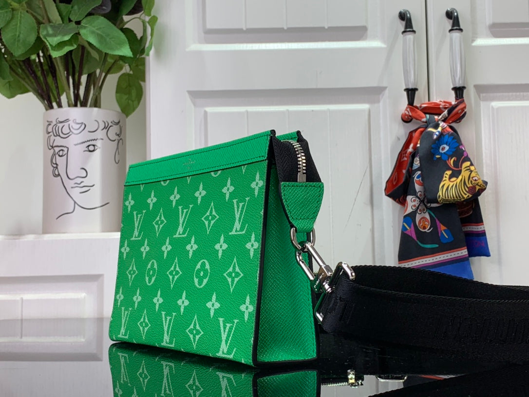 ＬＳ ＶＴＴＯＮ GASTON WEARABLE WALLET GREEN