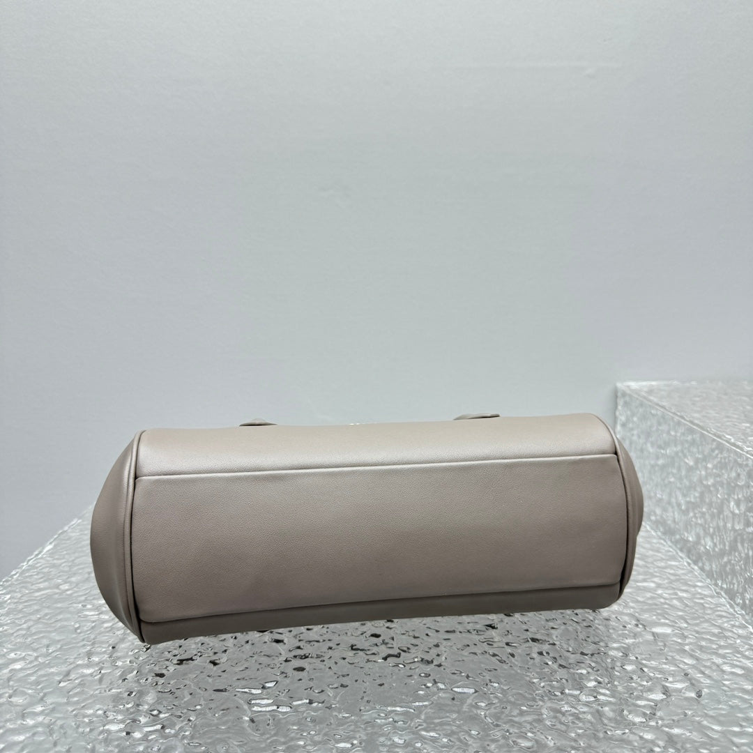ＭＩ ＭＵ  LEATHER SHOULDER BAG CLAY GREY