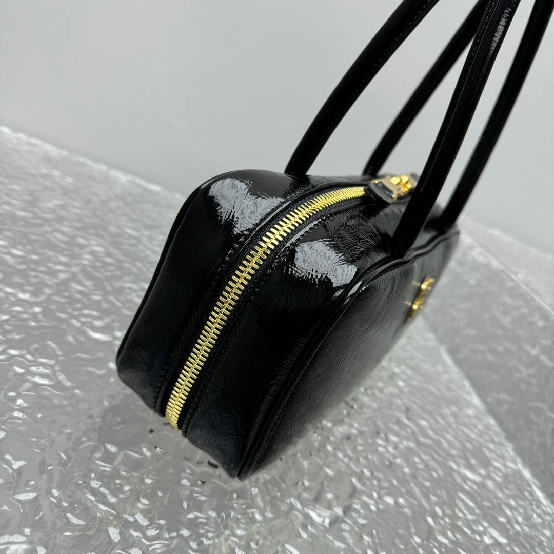 ＭＩ ＭＵ BEAU NAPLAK PATENT LEATHER BAG BLACK