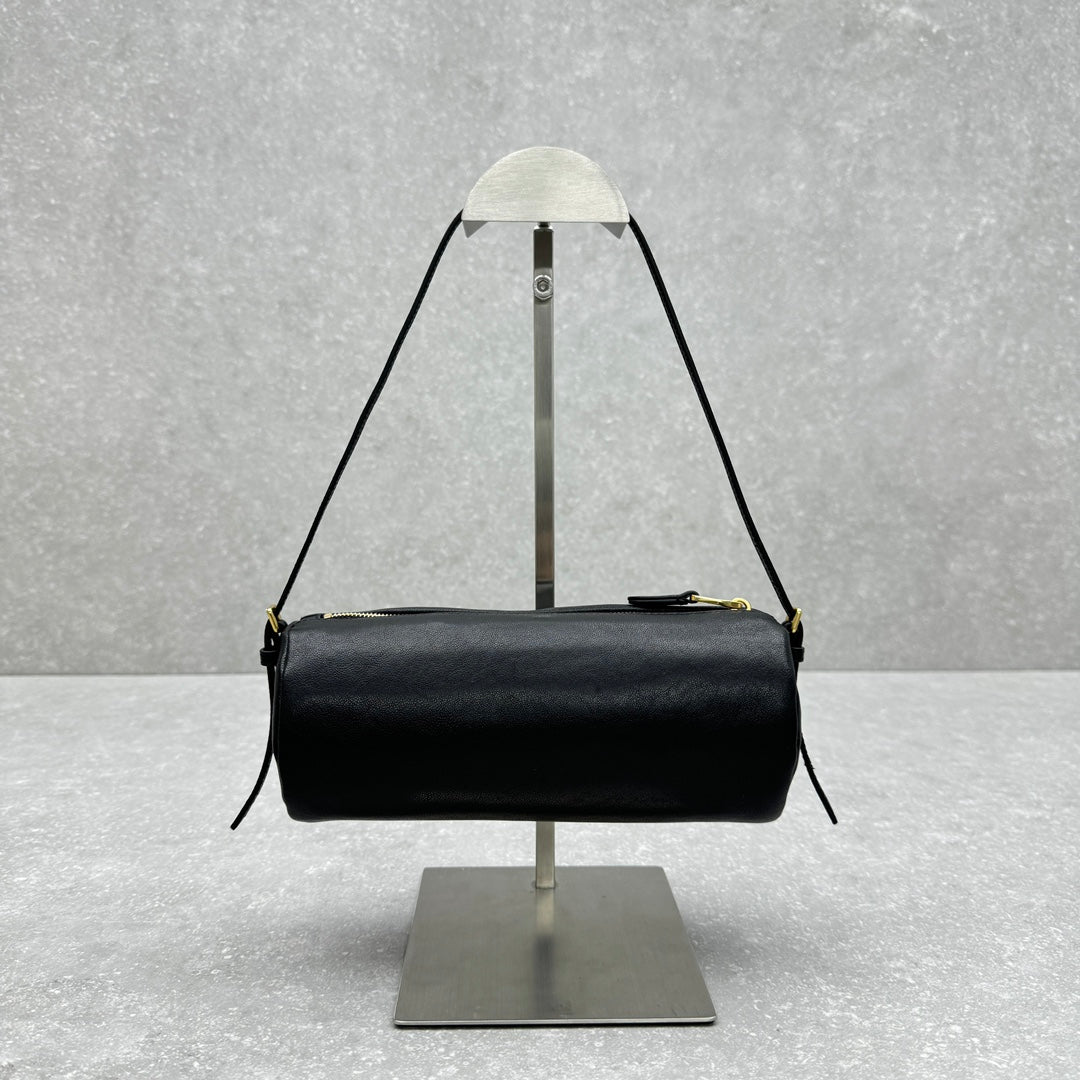 ＭＩ ＭＵ NAPPA LEATHER POUCH BLACK