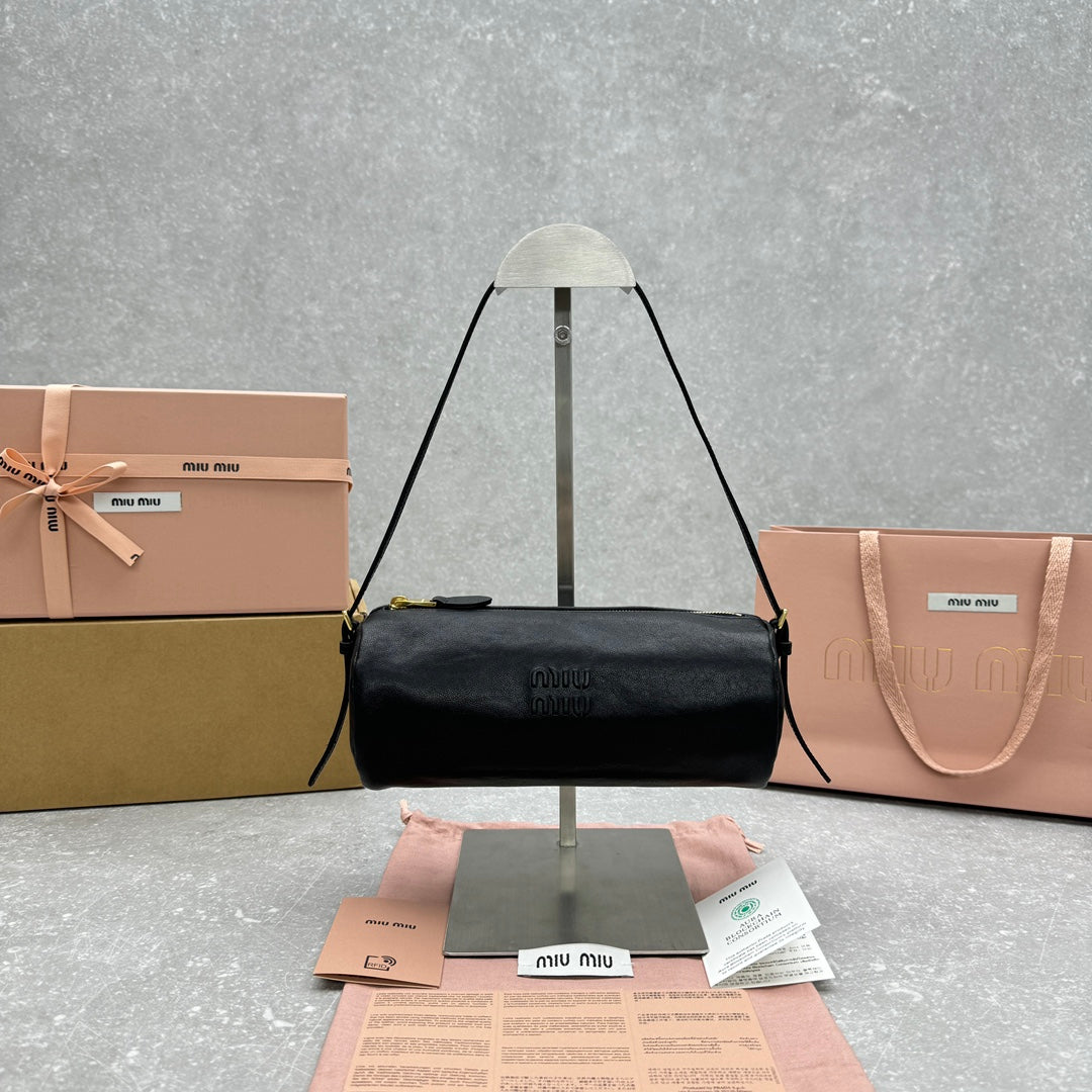 ＭＩ ＭＵ NAPPA LEATHER POUCH BLACK