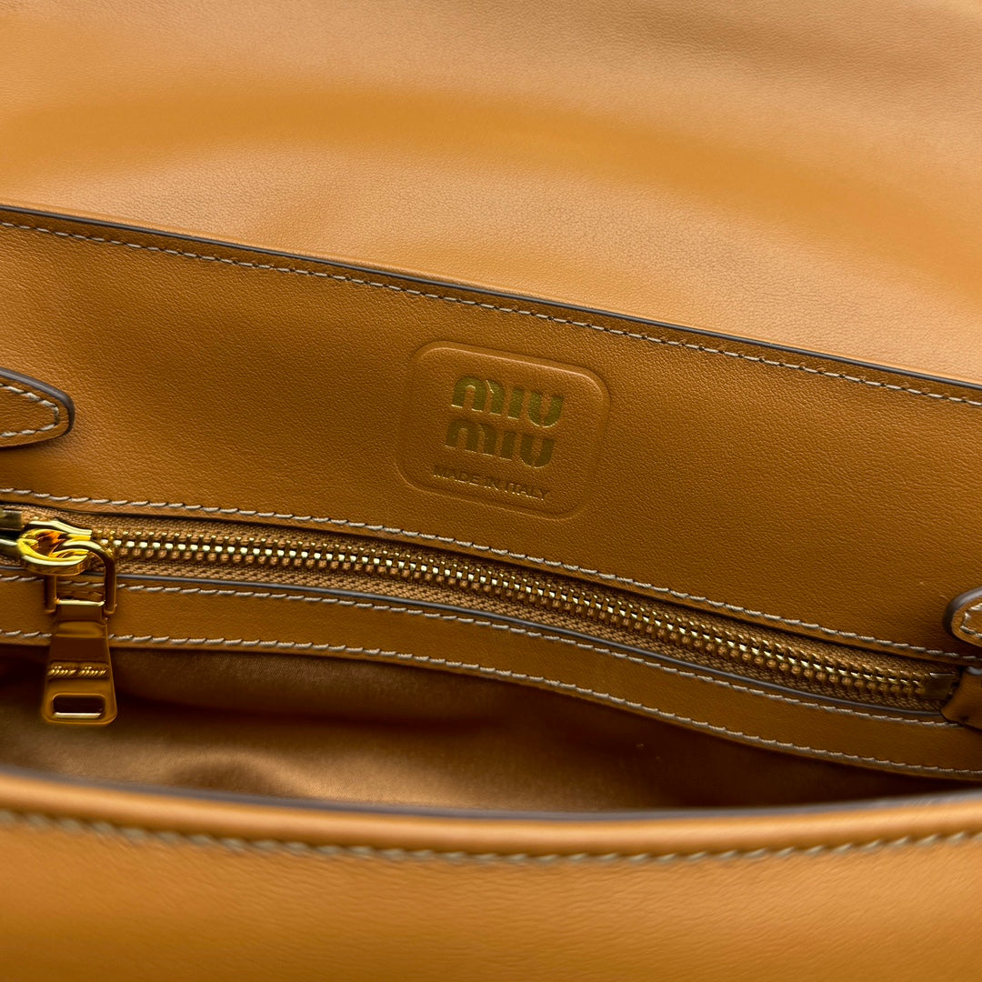 ＭＩ ＭＵ  LEATHER SHOULDER BAG COGNAC