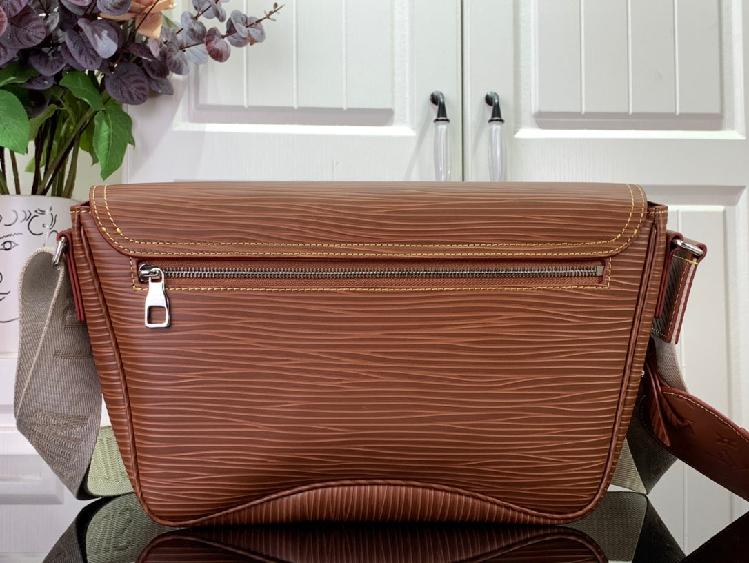 ＬＳ ＶＴＴＯＮ MONTSOURIS MESSENGER BROWN