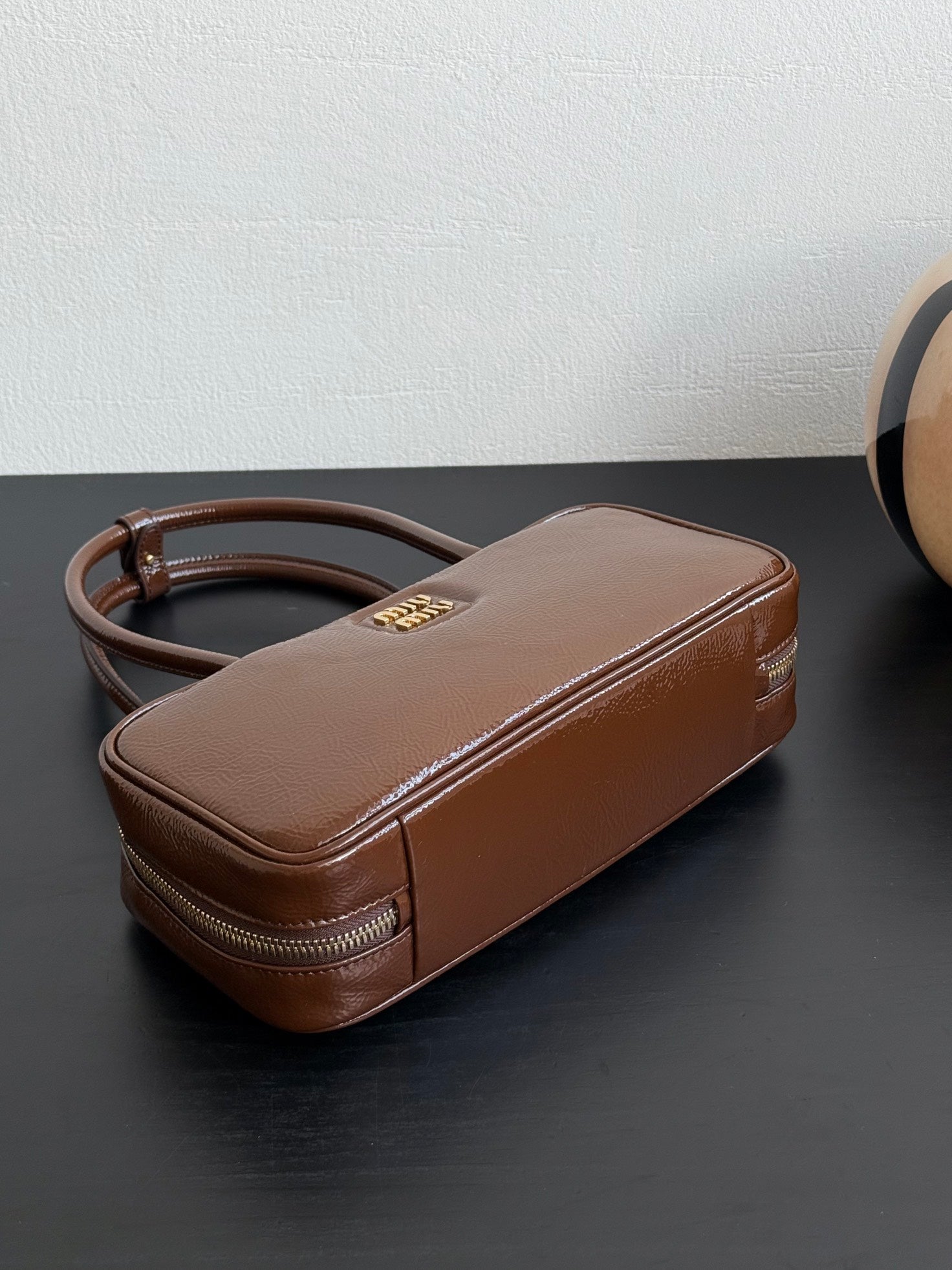 ＭＩ ＭＵ MATELASSÉ LEATHER TOTE BAG