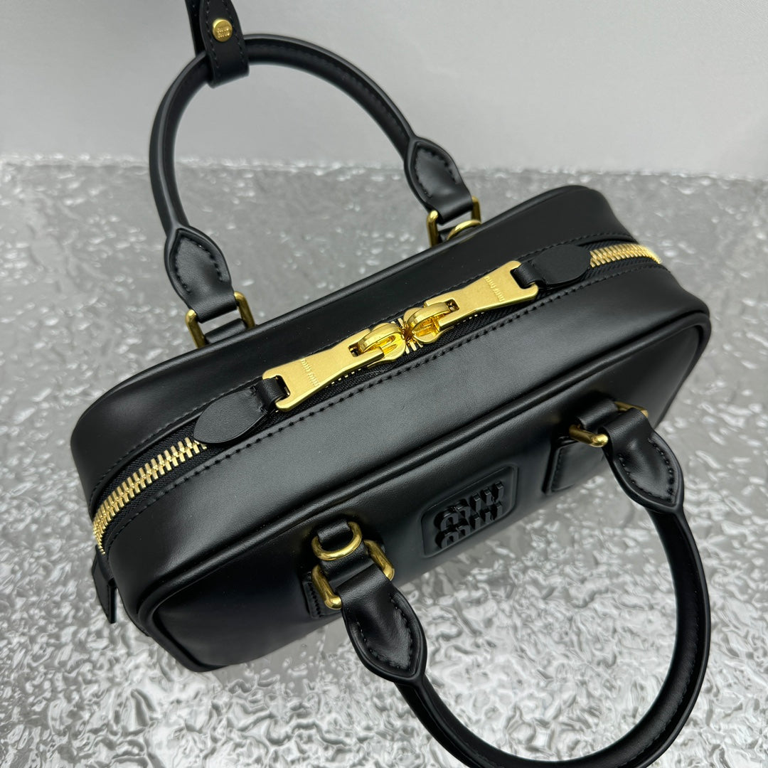 ＭＩ ＭＵ ARCADIE LEATHER BAG BLACK