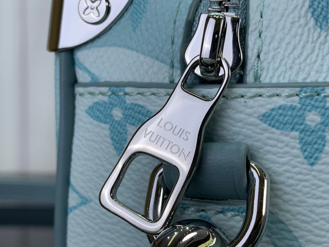 ＬＳ ＶＴＴＯＮ DISCOVERY SHOULDER BAG CRYSTAL BLUE