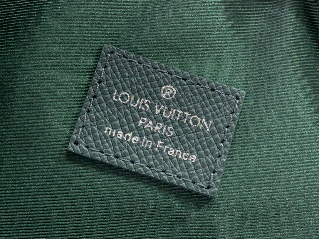 ＬＳ ＶＴＴＯＮ AVENUE SLING BAG